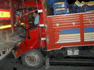 Bilecik’te Kamyon Tır’a Çarptı 1 Yaralı