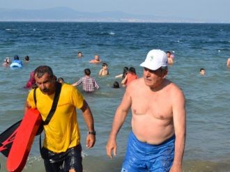 Kocaeli Büyükşehir Belediye Başkanı İbrahim Karaosmanoğlu Karamürsel’de Denize Girdi