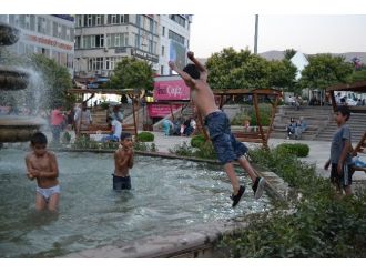 Sıcaktan Bunalan Çocuklar, Süs Havuzlarına Koştu