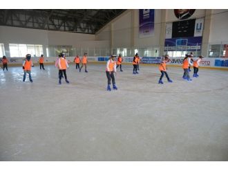Yakutiye’nin Çocukları Buz Üstünde Zorlanmıyorlar