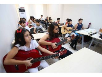 Bayraklı’da Gitaristler Ders Başı Yaptı