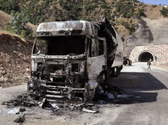 Bitlis’te 3 Araç Ateşe Verildi