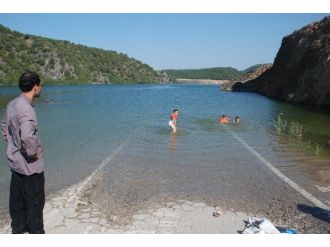 Su Altına Kalan Yolda Yüzdüler