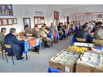 Vali Kahraman Askerlerle Karavana Yemeği Yedi