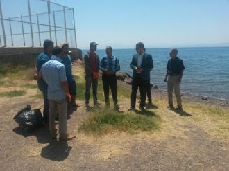 Ahlat’ta Sahil Temizliği Devam Ediyor