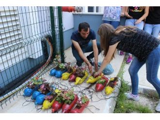 Atık Pet Şişelerden Çiçek Saksısı Yaptılar