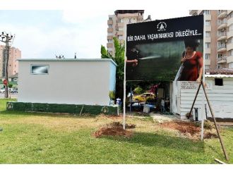 Gezi Parkı’na ‘Kırmızılı Kadın’ Panosu