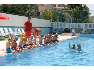 Hem Yüzme Öğreniyorlar Hem De Serinliyorlar
