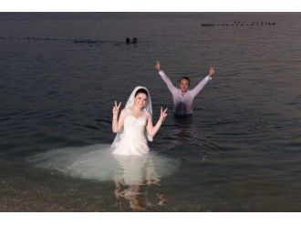 Gelin Ve Damat Sıcaktan Bunalırsa...