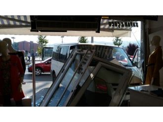 (Özel Haber) Yoldan Çıkan Midibüs Mağazaya Girdi