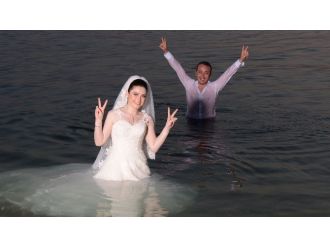 Gelin Ve Damat Sıcaktan Bunalırsa...