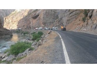 Pkk İki Aracı Ateşe Verdi