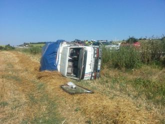 Kamyon Tarlaya Devrildi: 2 Yaralı