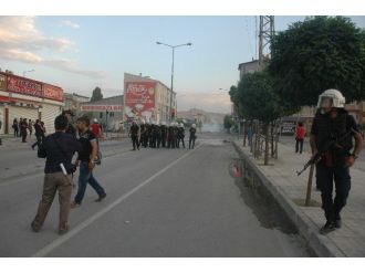 Van’da İzinsiz Yürüyüşe Polis Müdahale Etti