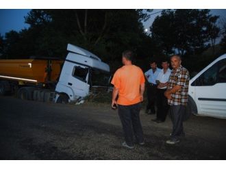 Kamyon Dereye Uçtu: 1 Yaralı