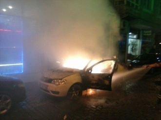 Park Halindeki Otomobil Alev Alev Yandı