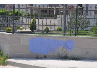 Polisi Alarma Geçiren Yazı