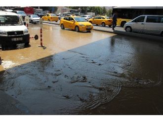Beyoğlu’nda Patlayan Boru Mahalleyi Sular Altında Bıraktı