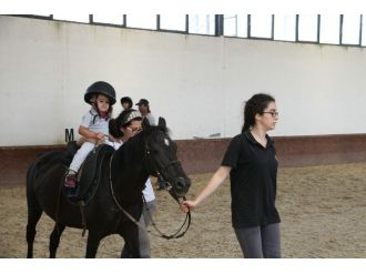 Miniklerin Atlarla İlk Deneyim Heyecanı