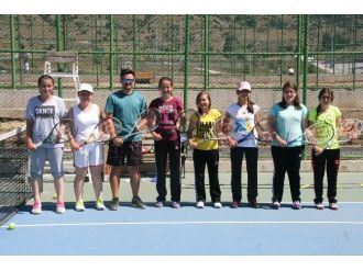 Hem Tenis Öğreniyorlar Hem De Eğleniyorlar