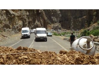 Teröristler Yola Patlayıcı Yerleştirdi