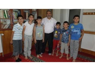 Bigadiç’de Camiye Gelen Çocuklara Lokum İkram Ediliyor