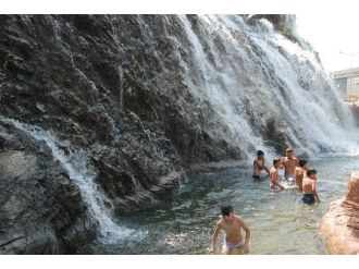 Çocuklar Yapay Şelalede Serinledi