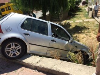 Otomobil Evin Bahçesine Uçtu, Şans Eseri Ölen Veya Yaralanan Olmadı