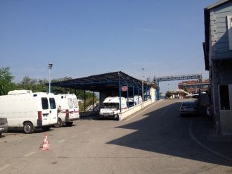 Freni Boşalan Çöp Kamyonu, Acil Servis Önündeki Ambulanslara Çarparak Durabildi