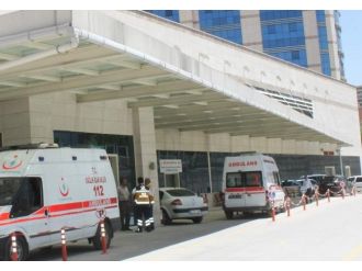 Annesini Öldürdü, Kardeşini De Yaraladı