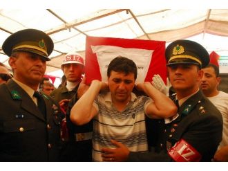 Şehit Asker Gözyaşlarıyla Son Yolculuğuna Uğurlandı