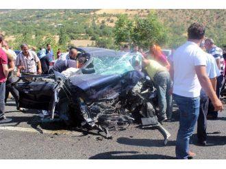 İki Otomobil Kafaya Çarpıştı: 1 Ölü, 4 Yaralı