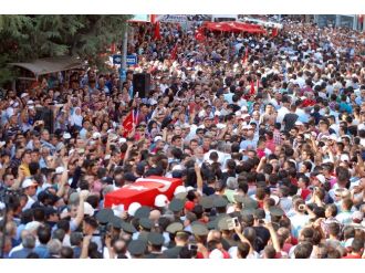 Şehit Askeri 10 Bin Kişi Uğurladı