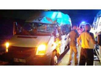 Niğde’de Minibüs Tır’la Çarpıştı Kazada 20 Kişi Yaralandı