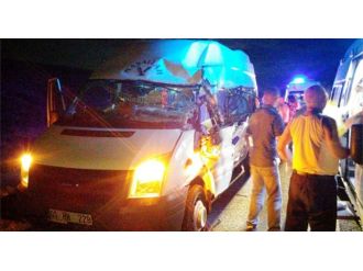 Minibüs Tır’la Çarpıştı: 20 Yaralı!