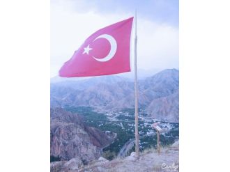 Uzundere Gençliğinin Bayrak Aşkı