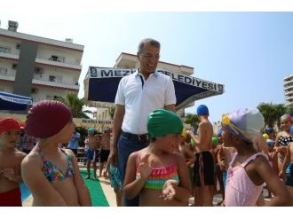 Mezitli Belediyesi’nin Eğitim Havuzlarında Yüzme Öğrenen Çocuklar Sertifika Heyecanı Yaşadı