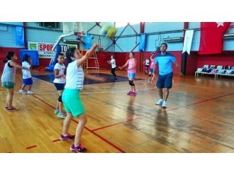 Yaz Spor Okulunda Genç Voleybolcular Yetişiyor