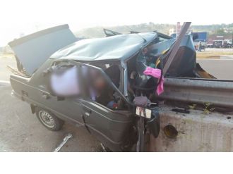 Bariyerlere Çarpan Otomobil İkiye Bölündü