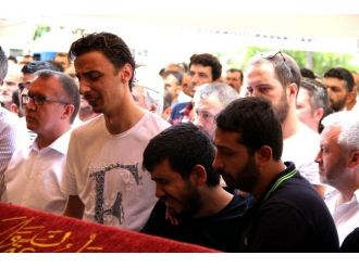 Makedonya’da Öldürülen Anne Oğul, Son Yolculuğuna Göz Yaşlarıyla Uğurlandı