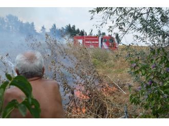 (Özel Haber) Evini Korumak İçin Alevlere Hortumla Müdahale Etti