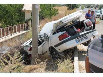 Otomobil Direğe Çarptı: 3 Yaralı