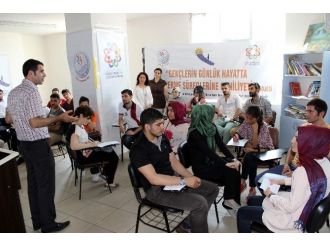 Akid’ten Gençlere ‘İngilizce’ Ve ‘Girişimcilik’ Kursu