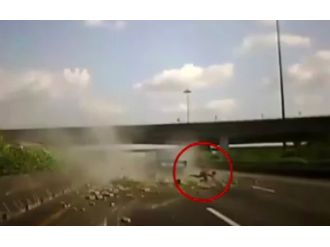 Takla Atan Araçtan Yola Fırladı !