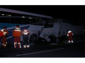 Yolcu Otobüsü İle Kamyon Çarpıştı: 16 Yaralı
