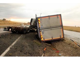 Yoldan Çıkan Tır’ın Dorsesi Devrildi