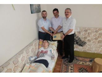 Engelli Öğrenciye Tablet Hediye Edildi