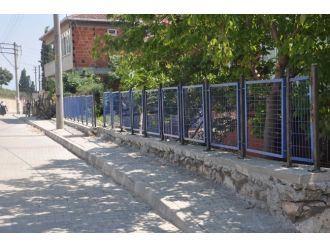 Dilovası’nda Eğimli Yerlere Demir Korkuluklar Yapılıyor