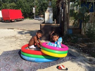 Gecekonduda Havuz Keyfi