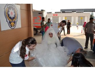 Gelin Arabası Direğe Çarptı, Gelinle Birlikte 3 Kişi Yaralandı